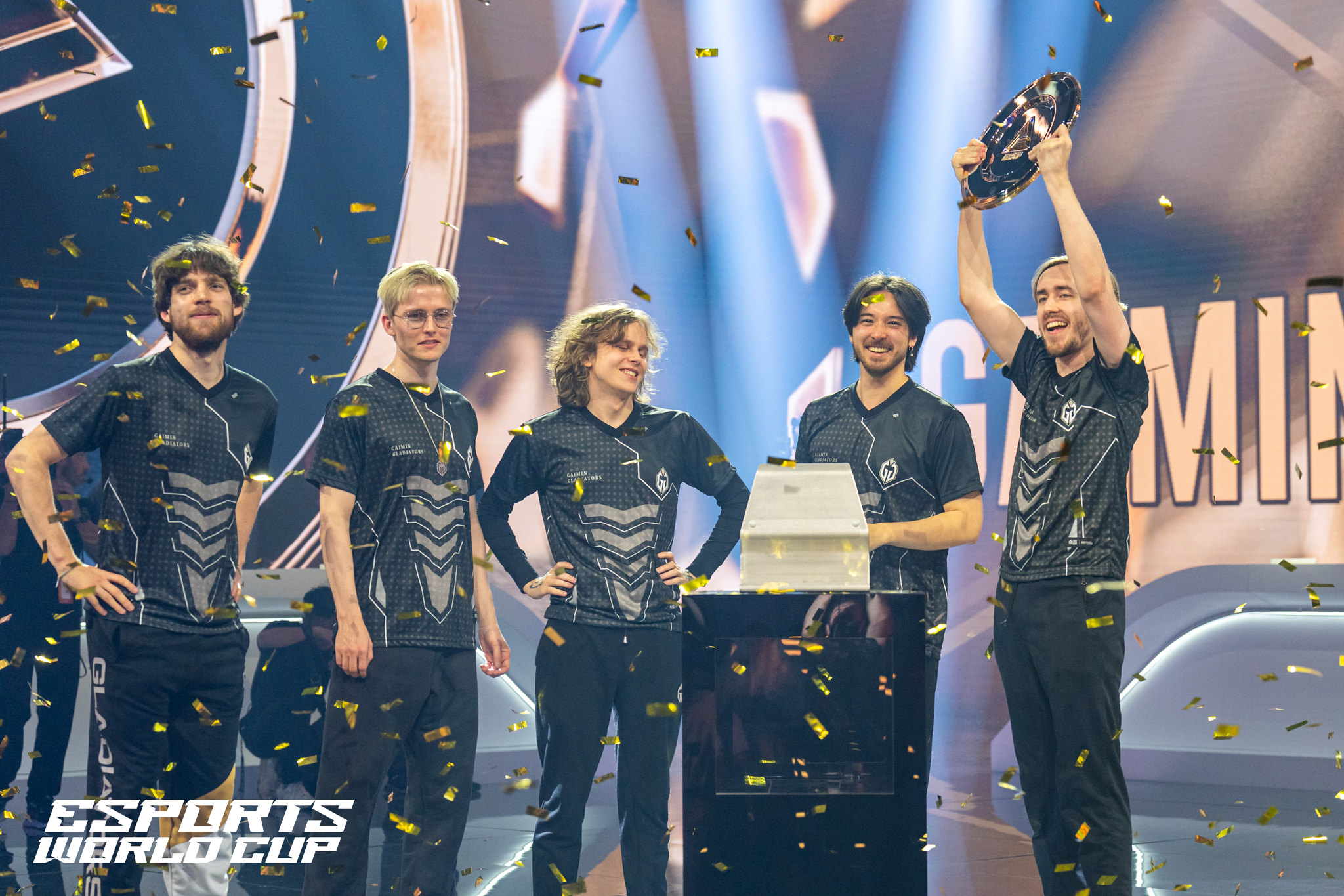 Gaimin Gladiators souleve le trophee Dota 2 de l Esports World Cup
