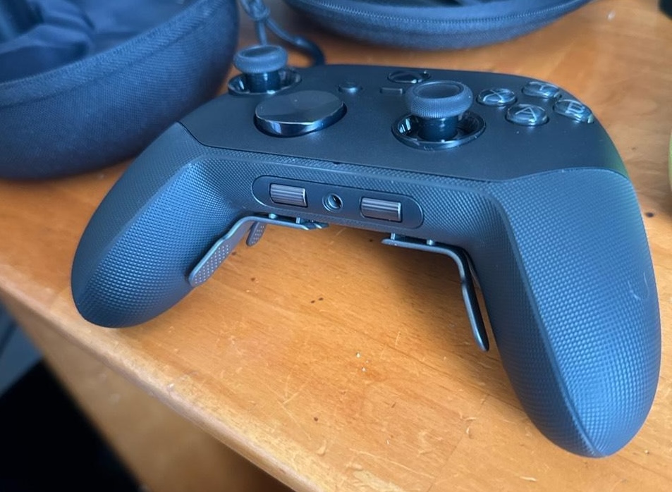 Face arrière de la Xbox Elite Series 3 avec molettes et palettes