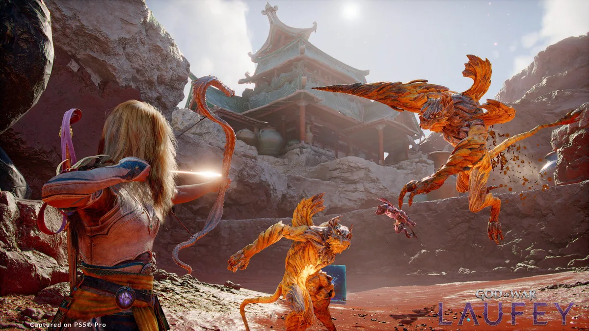 Faye arme son Arc Serpent en plein combat dans God of War Laufey sur PS5 Pro