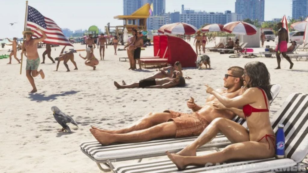 Plage de Vice Beach avec foule dense et palmiers dans GTA 6
