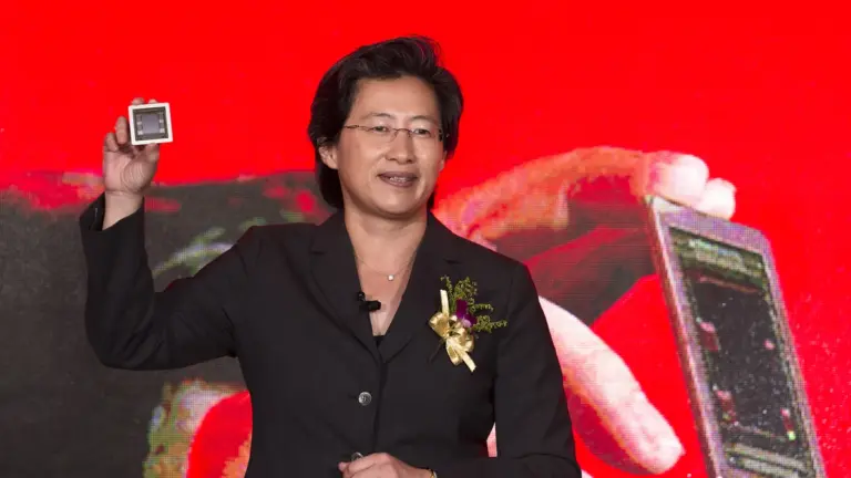 Lisa Su PDG d'AMD présentant un processeur Ryzen et relançant le Ryzen 7 5800X3D sur socket AM4