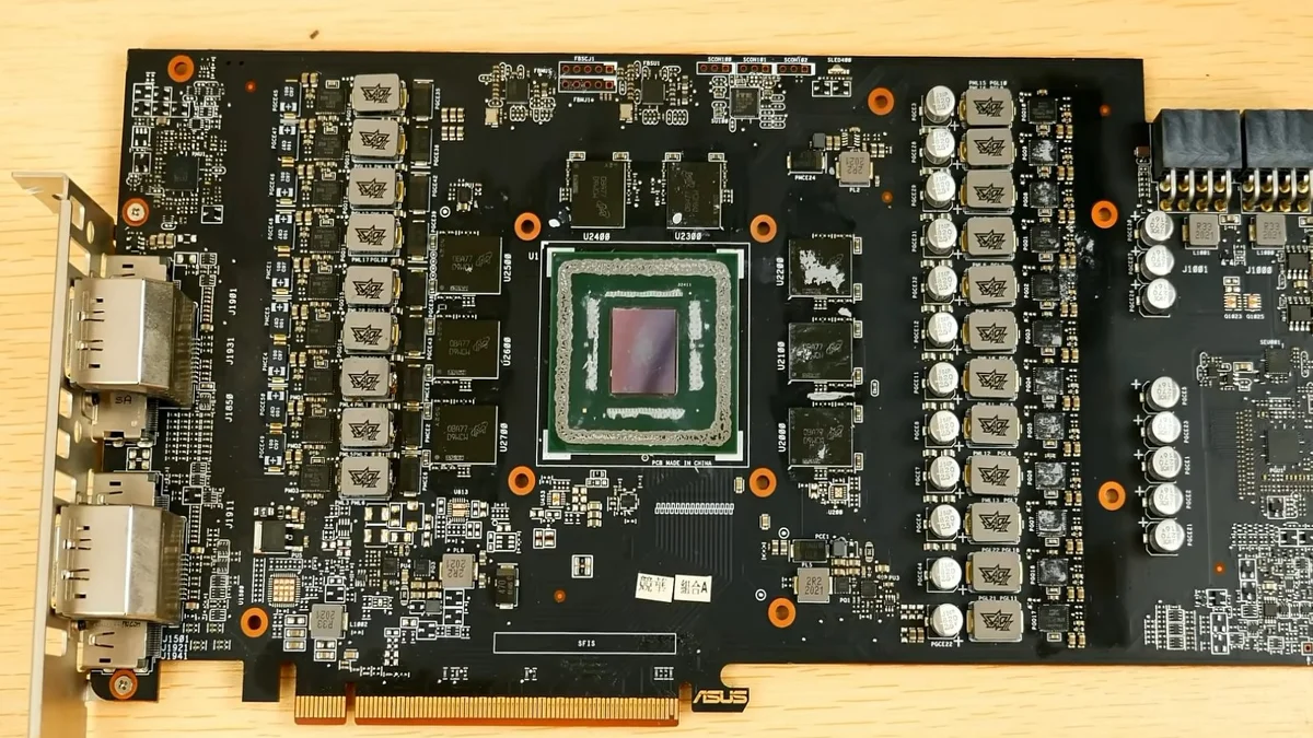 Vue détaillée du PCB à 18 phases VRM du prototype ASUS ROG Matrix Radeon RX 5700 XT