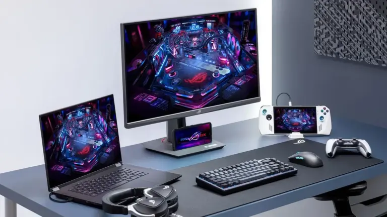 Moniteur gaming ASUS ROG Strix XG27ACMSR 27 pouces QHD 360 Hz et 640 Hz HD sur un bureau