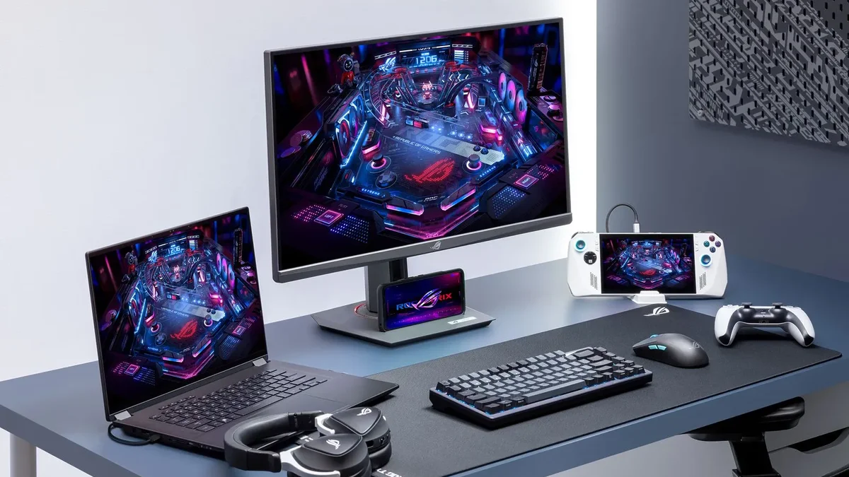 Moniteur gaming ASUS ROG Strix XG27ACMSR 27 pouces QHD 360 Hz et 640 Hz HD sur un bureau