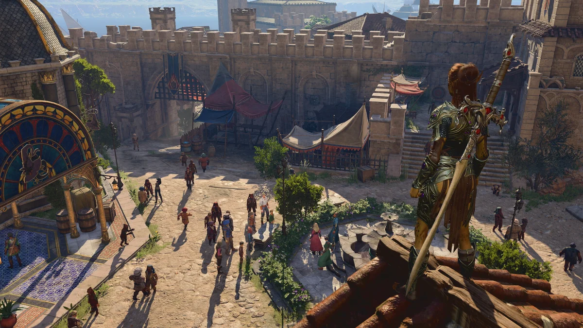 Lae'zel observant les remparts et les rues de la Porte de Baldur dans Baldur's Gate 3 de Larian Studios