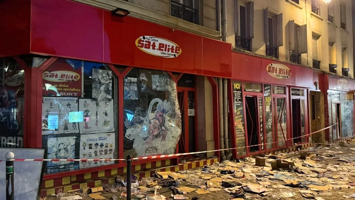 Vitrines brisées de la boutique de jeux vidéo Sat.Elite sur le boulevard Voltaire à Paris après les pillages du 17 octobre 2026