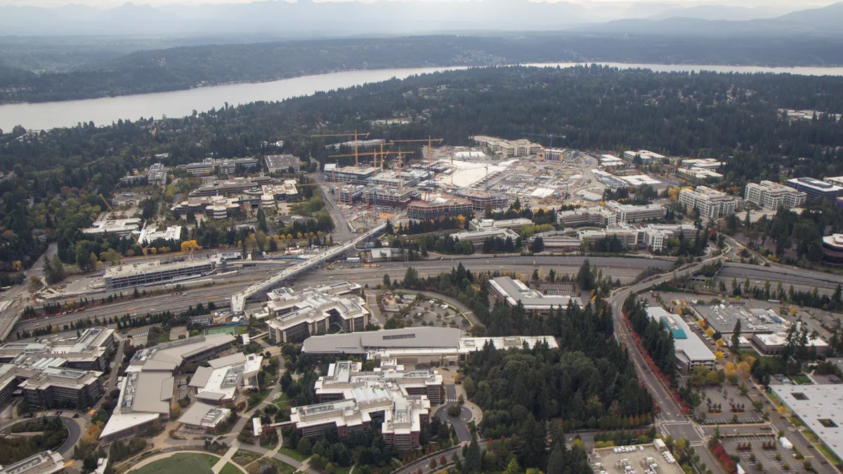 Vue aérienne du campus Microsoft à Redmond dans la région de Puget Sound