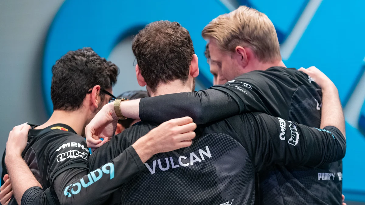 Philippe Vulcan Laflamme et ses coéquipiers de Cloud9 réunis sur la scène des LCS