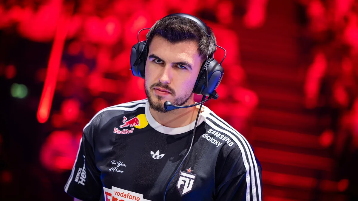 András coolio Fercsák coach de FUT Esports sur scène en tournoi Counter-Strike 2