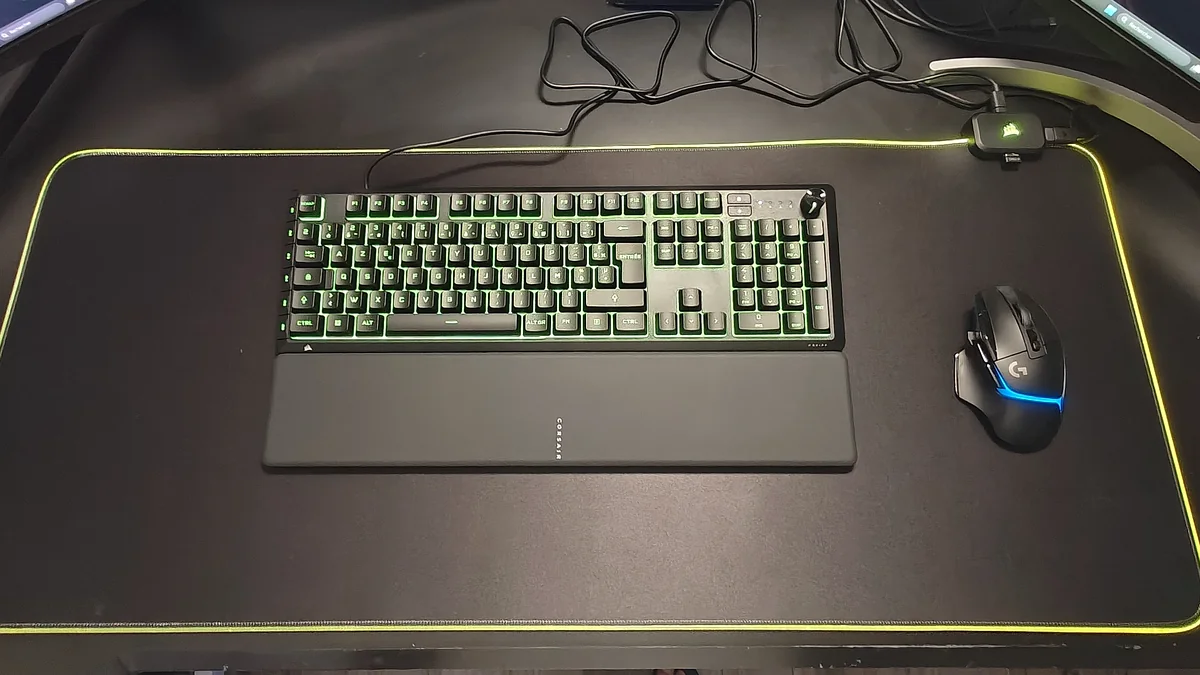 Tapis de souris XXL Corsair MM700 RGB Extended et hub USB