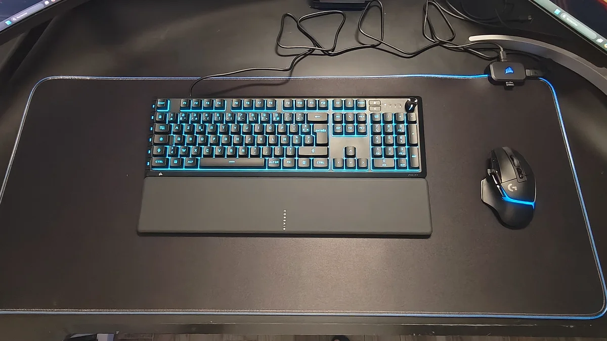 Éclairage RGB bleu cyan synchronisé Corsair Skiff 100 Plus et MM700 RGB