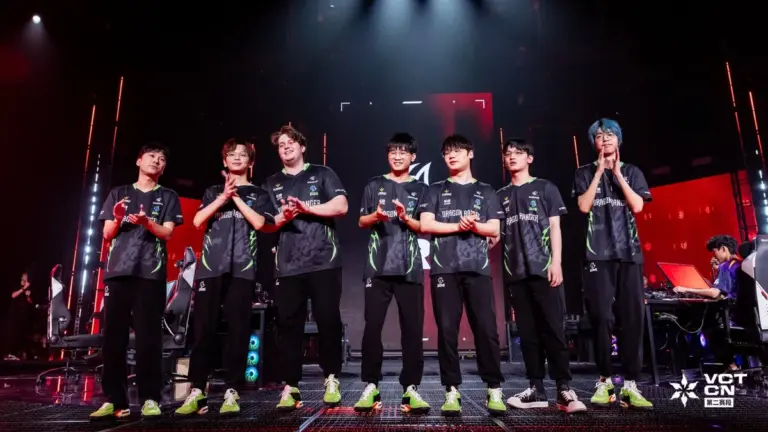 L'équipe Dragon Ranger Gaming sur la scène du VCT China Valorant