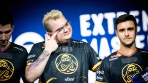 Les joueurs d'ENCE dycha, NertZ et SunPayus sur la scène de l'IEM Dallas 2023 sur Counter-Strike