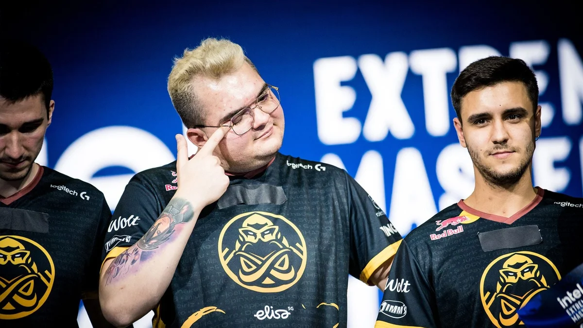 Les joueurs d'ENCE dycha, NertZ et SunPayus sur la scène de l'IEM Dallas 2023 sur Counter-Strike