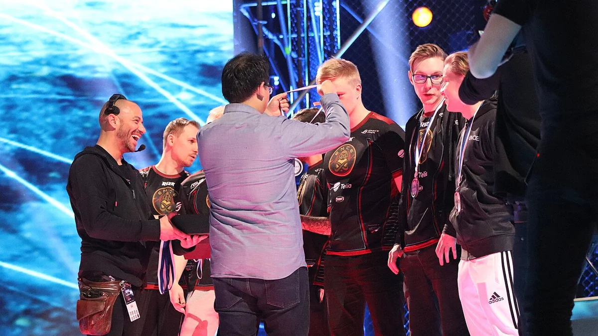Le cinq finlandais historique d'ENCE recevant ses médailles de finaliste au Major IEM Katowice 2019