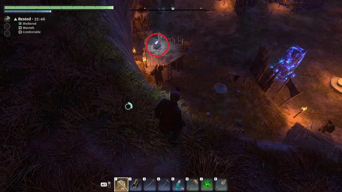 Emplacement du coffre de la Capuche de Papillon Mothling Hood sur la plateforme en bois dans Enshrouded 1.0