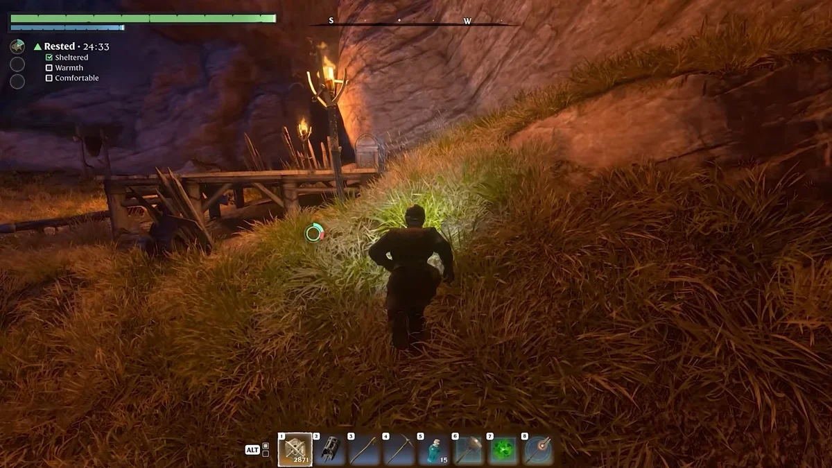 Emplacement du coffre des Gants de Papillon Mothling Gloves sur le sentier à gauche du feu de camp dans Enshrouded 1.0