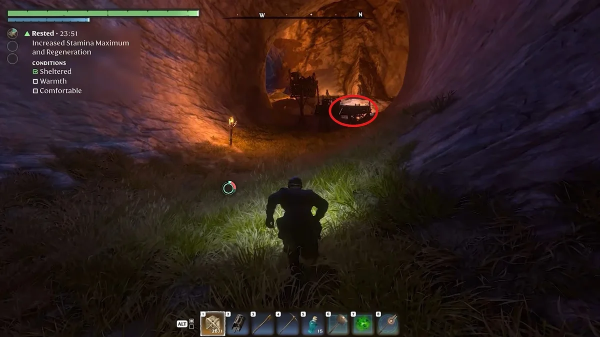Emplacement du coffre du Pantalon de Papillon Mothling Pants au bout du tunnel sur la plateforme dans Enshrouded 1.0