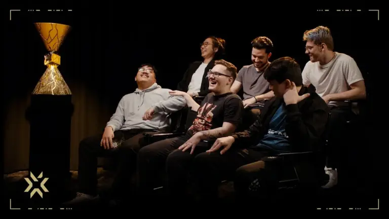 L'\u00e9quipe Evil Geniuses r\u00e9unie autour du troph\u00e9e du VALORANT Champions