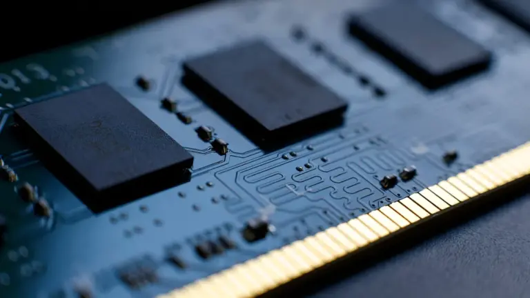 Pourquoi la mémoire DDR4 flambe plus vite que la DDR5 : l&rsquo;alerte sur la pénurie de puces jusqu&rsquo;en 2028