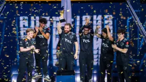 Gabriel FalleN Toledo entouré de ses coéquipiers de FURIA soulevant le trophée du Thunderpick World Championship 2026 à Malte