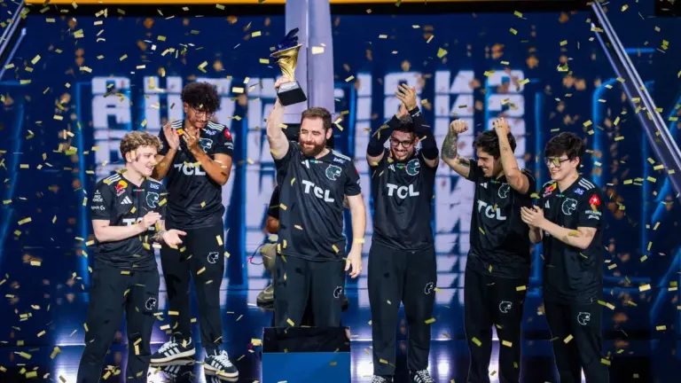 Gabriel FalleN Toledo entouré de ses coéquipiers de FURIA soulevant le trophée du Thunderpick World Championship 2026 à Malte