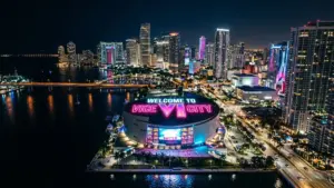 GTA 6 illumine le toit du Kaseya Center à Miami avec le panneau Welcome to Vice City