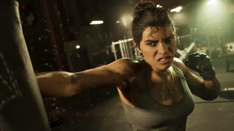 Lucia Caminos en plein effort physique dans une salle de boxe de GTA 6 avec transpiration dynamique