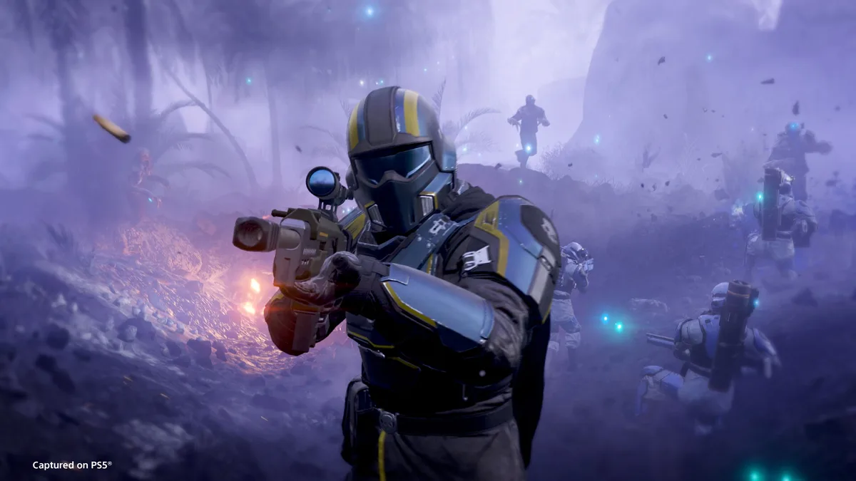 Escouade de joueurs dans Helldivers 2 face aux hordes sur le champ de bataille
