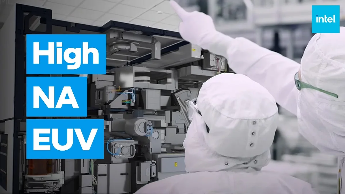 Ingénieurs Intel Foundry devant la machine de lithographie High-NA EUV d'ASML dans l'Oregon