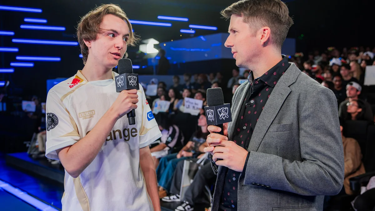 Caliste, botlaner de la Karmine Corp, interviewé sur scène par Jatt après la qualification en Swiss Stage des Worlds 2026
