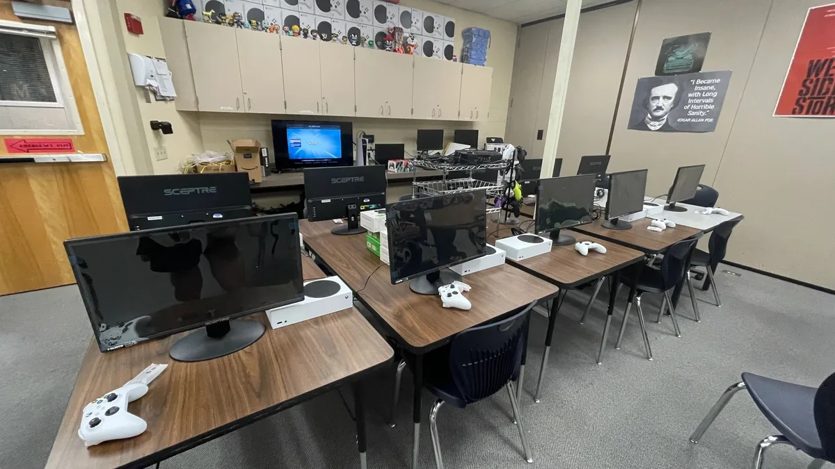 Setup matériel et consoles de jeux dans la classe de John Kellogg