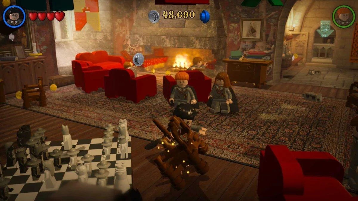 LEGO Harry Potter Collection gameplay salle commune Gryffondor sur Nintendo Switch 2 Capture de gameplay de LEGO Harry Potter Collection sur Nintendo Switch 2 avec Harry, Ron et Hermione dans la salle commune de Gryffondor