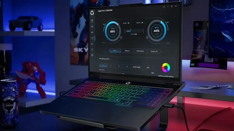 12 Go de GDDR7 et 64 Go de DDR5 face au modèle OLED à 1 899 € : faut-il craquer pour le Lenovo Legion RTX 5070 Ti en baisse de prix ?