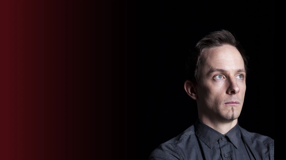 Portrait officiel du compositeur Mick Gordon