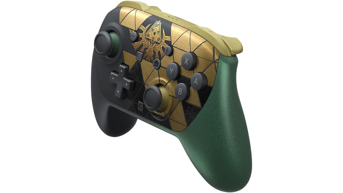 Vue de trois-quarts de la manette Nintendo Switch 2 Pro The Legend of Zelda Édition 40e anniversaire et de ses gâchettes dorées