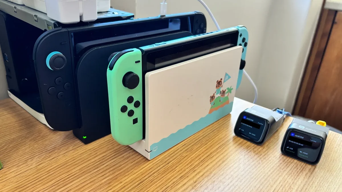 Banc de test Nintendo Switch 2 avec boîtiers JetKVM et actionneur SwitchBot pour le jailbreak ns2jb