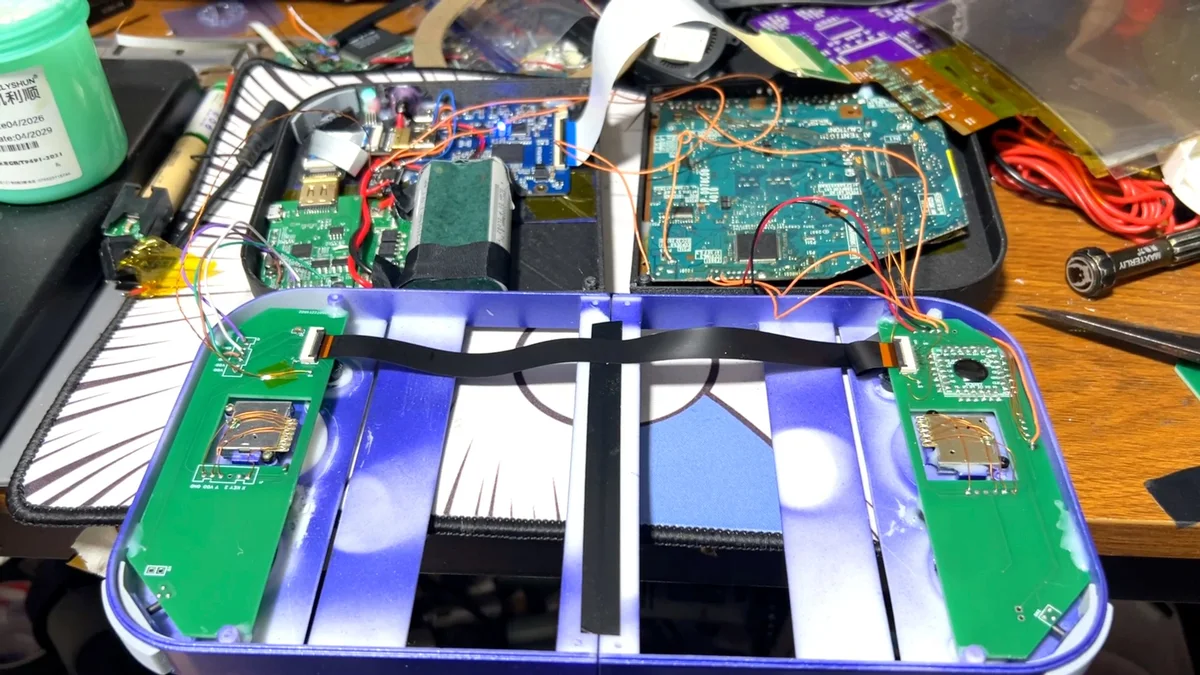 Carte mère PS2 Slim SCPH-70000 découpée et circuits imprimés internes de la PlayStation 2 DUO
