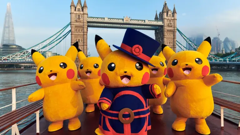Pikachu en costume de Beefeater devant le Tower Bridge \u00e0 Londres pour la boutique Pok\u00e9mon permanente