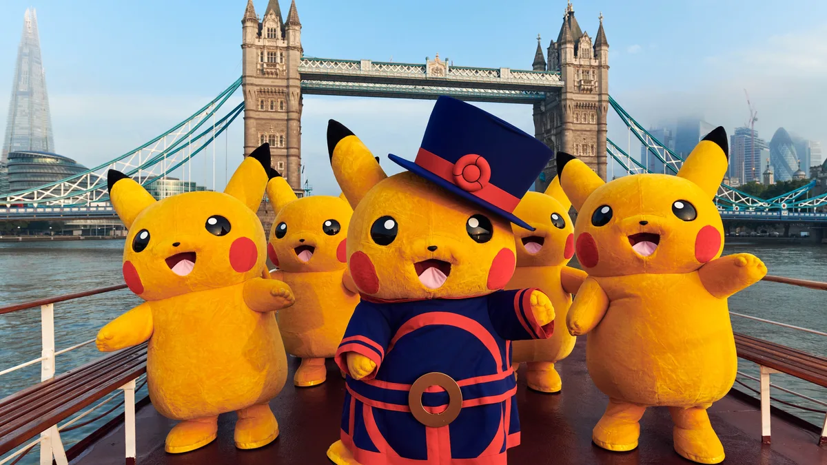 Pikachu en costume de Beefeater devant le Tower Bridge \u00e0 Londres pour la boutique Pok\u00e9mon permanente