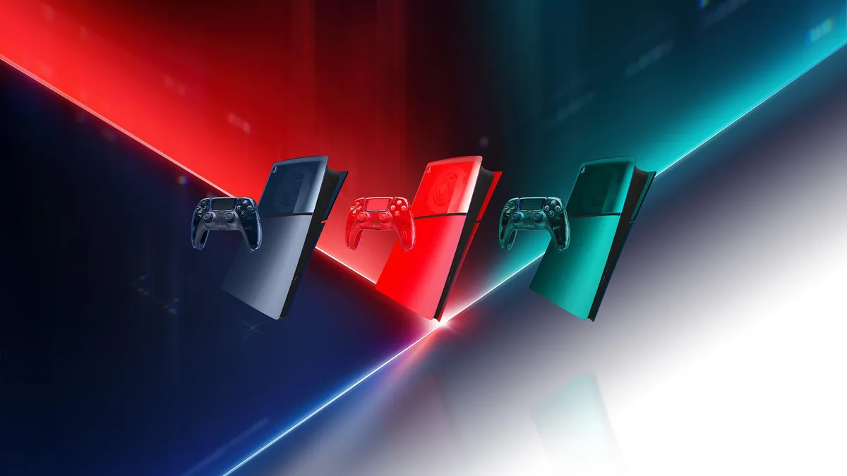 Les trois façades de console PS5 transparentes et manettes DualSense assorties de la collection Prism en Graphite Gray, Flare Orange et Emerald Green