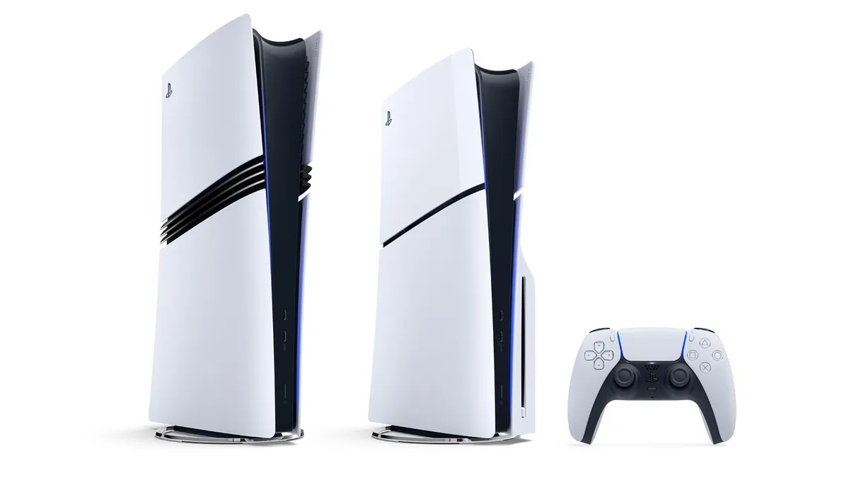 PlayStation 5 Pro face à la PS5 Slim et manette DualSense