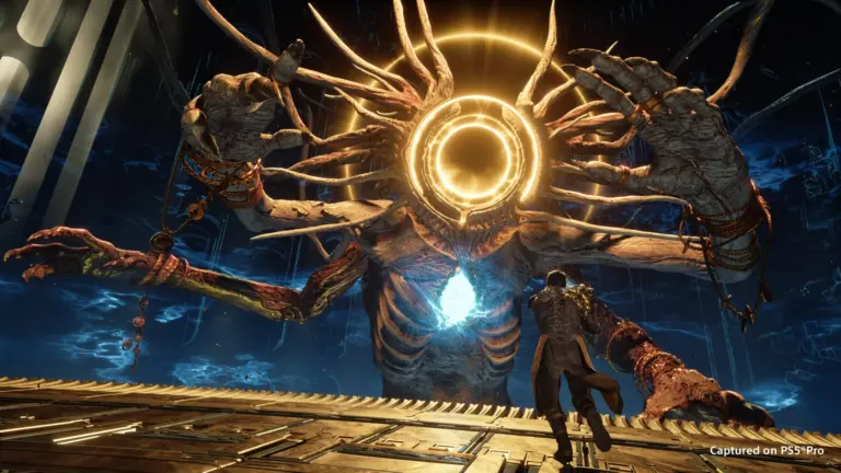 Saros sur PS5 affrontement contre les boss Overlords de Carcosa co-developpes par Housemarque et Nixxes