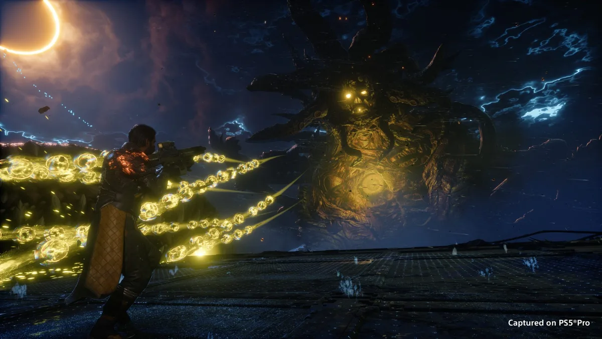 Arjun Devraj face \u00e0 l'\u00c9clipse sur Carcosa dans Saros sur PS5