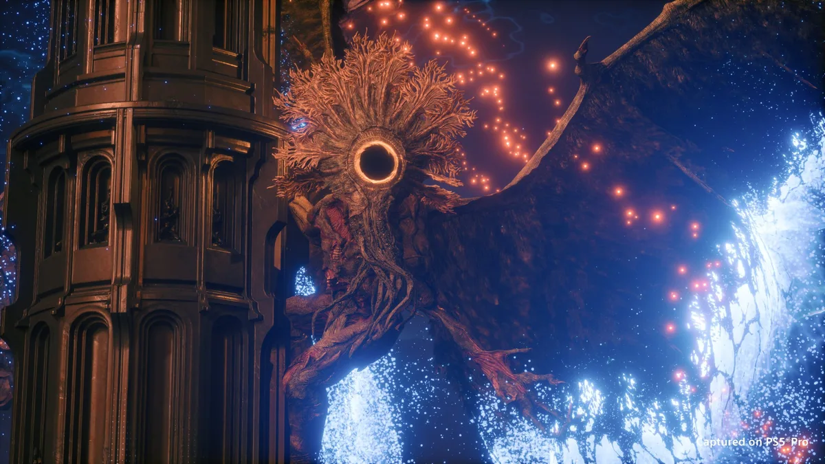 Arjun Devraj portant la Couronne dorée du mode New Game Plus Eclipse Layers dans Saros Zenith sur PS5