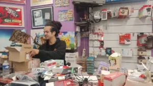Intérieur de la boutique de jeux vidéo Sat.Elite sur le boulevard Voltaire à Paris après le vol de pièces collectors