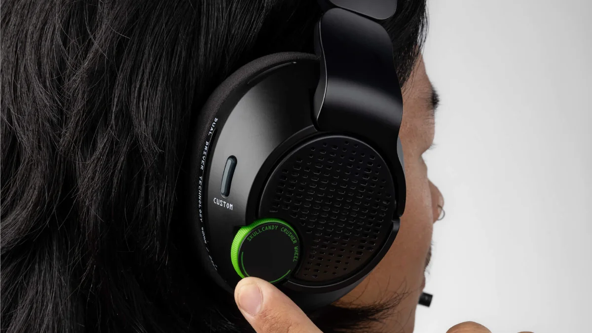 Oreillette ouverte et molette de basses haptiques du casque gaming Skullcandy Crusher PLYR 720
