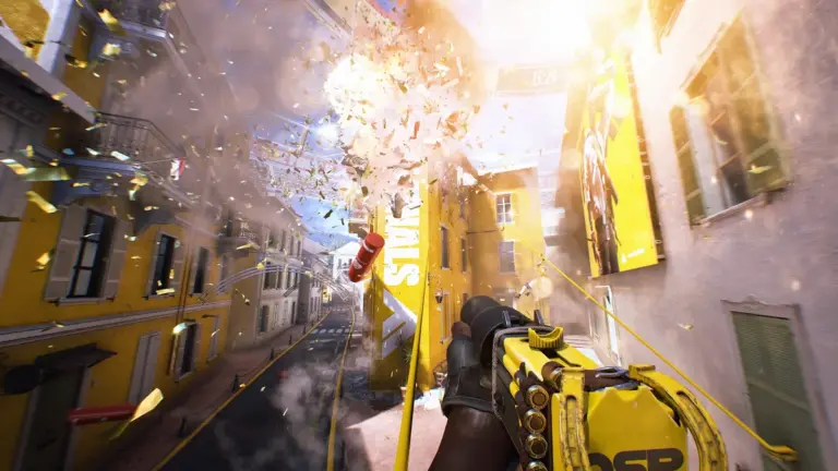 Un joueur de The Finals glisse sur une tyrolienne au milieu des explosions de l'arène de Monaco lors de la Saison 12 Prime Time