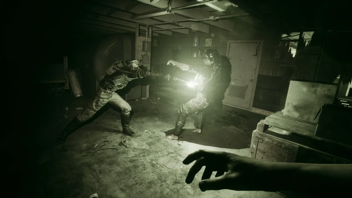 Le sergent Leland Coyle attaque un Réactif sous vision nocturne dans The Outlast Trials sur Nintendo Switch 2