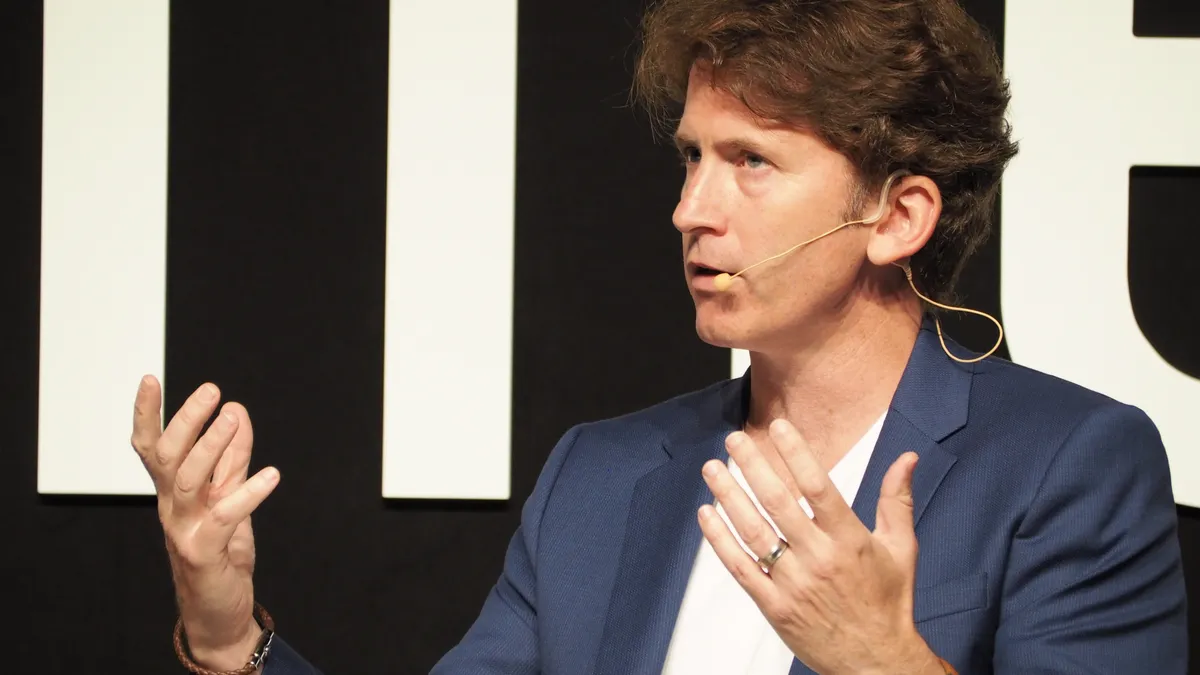 Todd Howard présentant les projets de Bethesda Game Studios lors d'une conférence